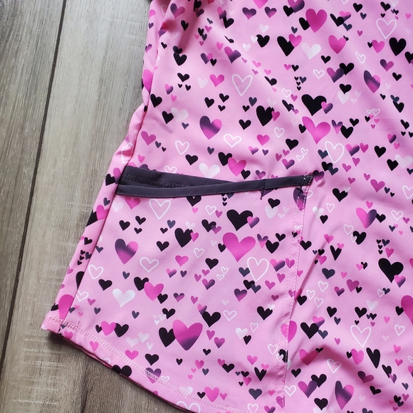 Small pink heart print scrub top - Picture 10 of 13